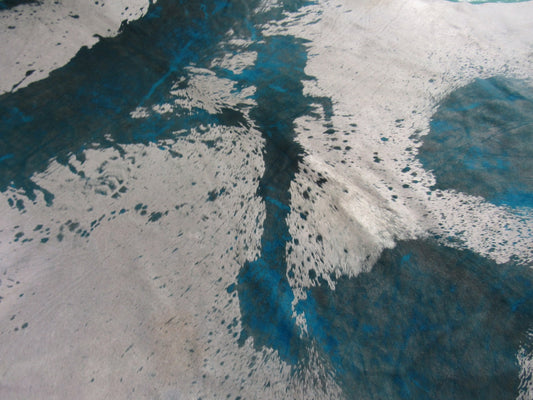 Tapis en peau de vache délavé à l'acide blanc/turquoise Taille : 8' X 7 1/2' C-1268