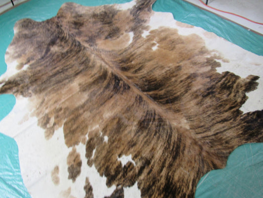 Tapis en peau de vache beige et marron tigrée Taille : 7 1/4' X 7 1/4' Tapis en peau de vache beige et marron tigrée C-1283