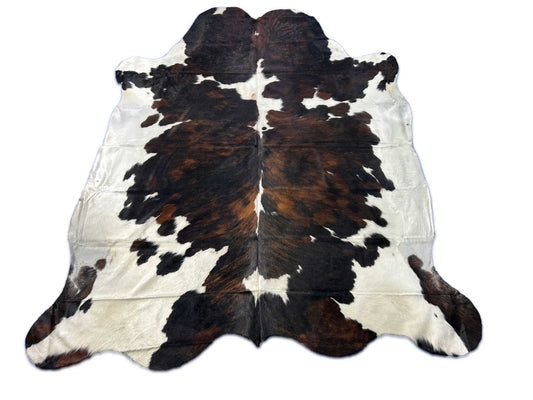 Grand tapis en peau de vache tricolore (principalement des tons foncés) Taille : 8x7 pieds C-1914