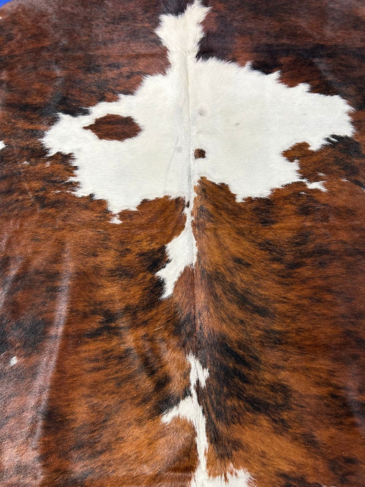 Grand tapis en peau de vache tricolore (principalement des tons foncés) Taille : 8x7 pieds C-1916