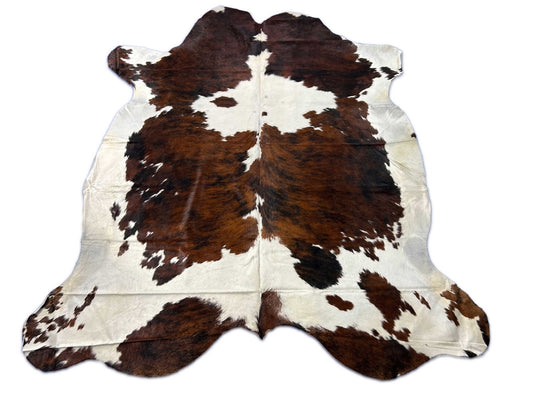 Grand tapis en peau de vache tricolore (principalement des tons foncés) Taille : 8x7 pieds C-1916