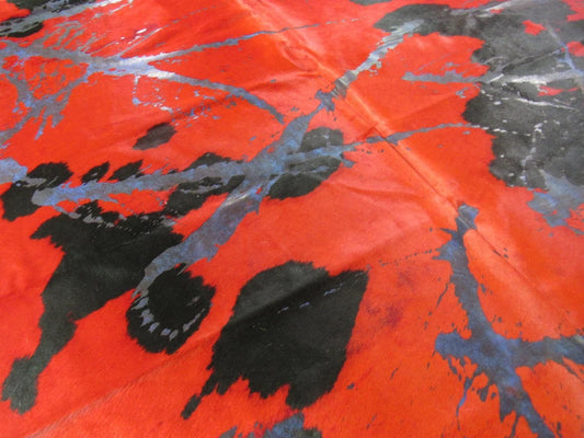Tapis en peau de vache rouge, teint en rouge avec un lavage à l'acide violet - Taille : 7 1/4 x 6 1/2 pi - # C-1326
