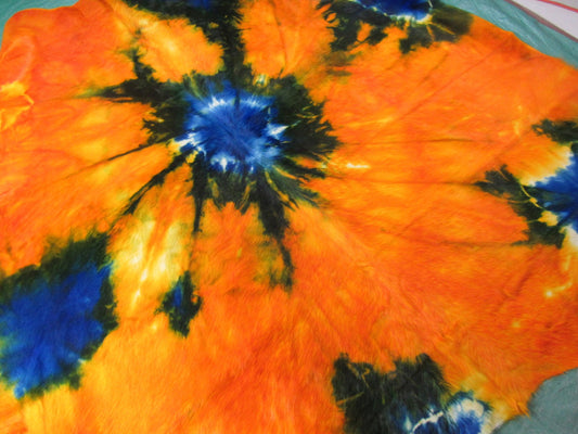 Tapis en peau de vache teinté par nœuds Taille : 7 1/2' X 7 1/2' Tapis en peau de vache teinté par nœuds orange et bleu C-1320