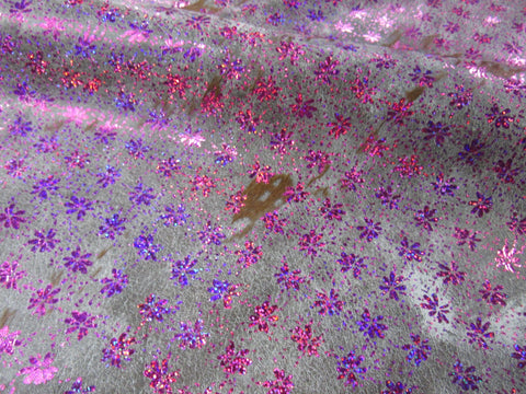 Tapis en cuir de vache violet/rosé Fleurs métalliques (holographiques - changent de couleur sous différents angles) Taille : 7x7 pieds C-1367