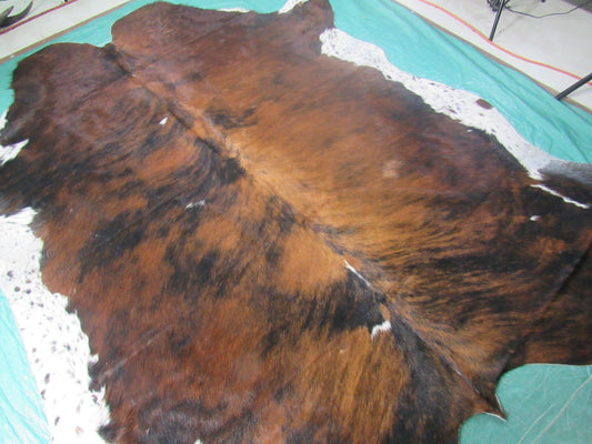 Grand et magnifique tapis en peau de vache tricolore Taille : 8x6,5 pieds M-1316