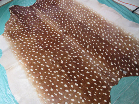 Tapis en peau de vache à imprimé cerf Axis (avec 1 marque de feu) Taille : 7,5 x 7 pieds C-1665