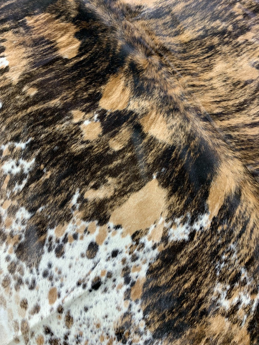 Magnifique tapis en cuir de vachette brésilien tricolore tigré Taille : 8 1/4x7 pieds C-1491