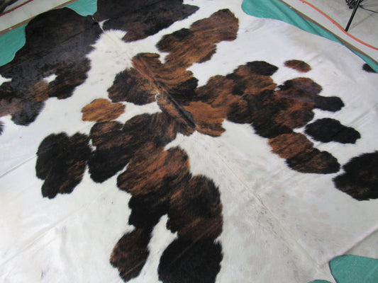 Magnifique tapis en peau de vache tricolore Taille : 8x7 pieds M-1337