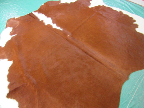 Hereford Cowhide Rug (veggie tanned/ made in Brazil) Size: 6x6 feet C-1423