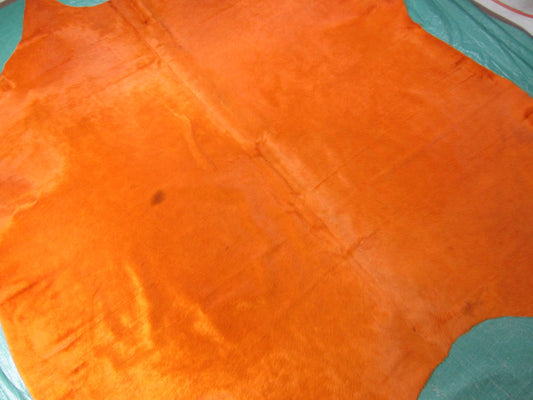 Tapis en peau de vache teintée en orange (1 patch/ 1 tache foncée naturelle) Taille : 7,5x6,7 pieds C-1688