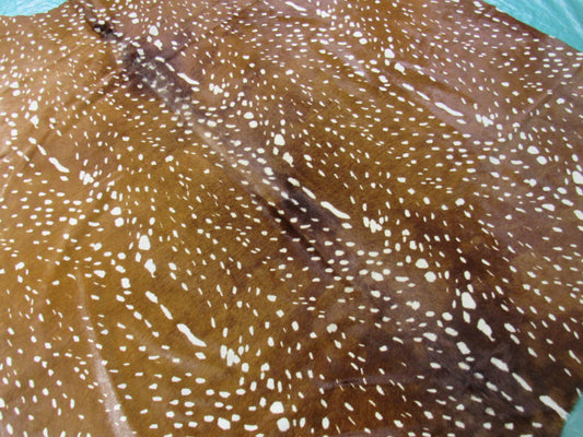 Tapis en peau de vache à imprimé cerf Axis (quelques variations de couleurs + 1 patch) Taille : 6 3/4x6 pieds C-1431