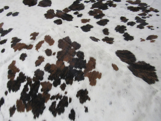 Tapis en peau de vache tricolore (avec quelques points) Taille : 7x6 1/4 pieds B-211
