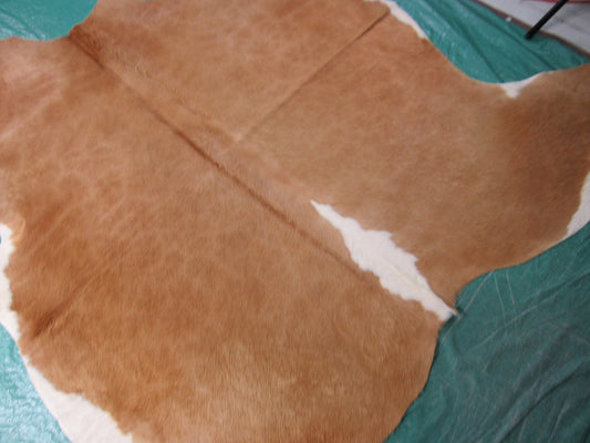 Tapis en peau de vache beige avec ventre blanc Taille: 6x6,5 pieds C-1472