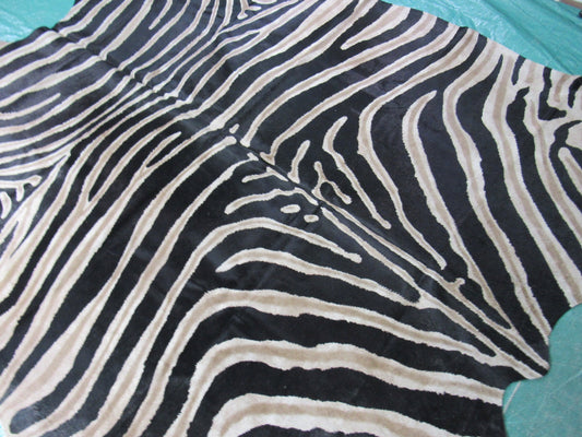 Tapis en cuir de vachette véritable à imprimé zèbre Taille : 7' X 6' Rayures noires, rayures intérieures gris foncé/marron Tapis en cuir de vachette à imprimé zèbre B-250