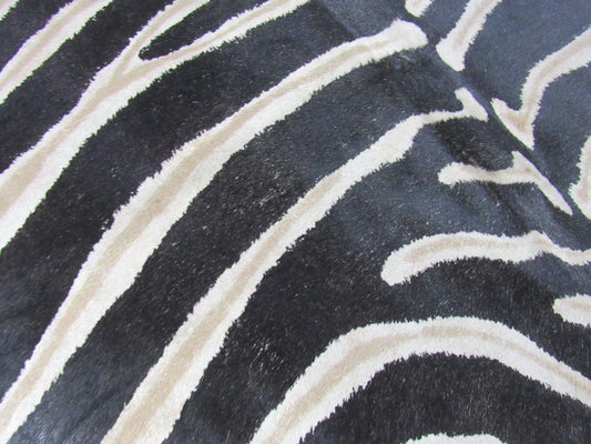 Tapis en cuir de vachette véritable à imprimé zèbre Taille : 7' X 5 3/4' Rayures noires, rayures intérieures grises/marron clair Tapis en cuir de vachette à imprimé zèbre B-279