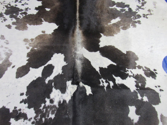 Tapis en peau de vache tachetée marron foncé et blanche - Dimensions : 7 x 6,7 pieds K-322