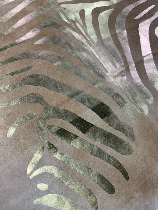 Tapis en peau de vache beige avec rayures zébrées métalliques dorées Taille : 7 1/3x7 pieds C-1612