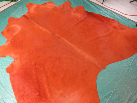 Tapis en peau de vache teinté orange brûlé - Taille : 7,5' x 6 3/4' M-1020
