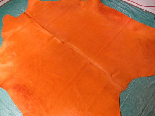 Tapis en peau de vache teintée en orange - Dimensions : 7,5' x 7' O-1018