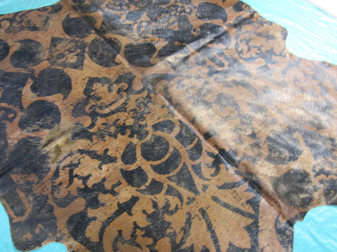 Printed Cowhide Rug with Gold Metallic Glitter (veggie tanned) Size: 6 1/4x5 1/4 feet M-1031