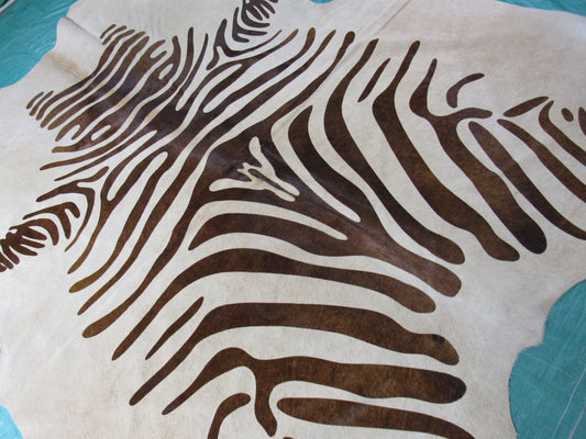 Tapis en peau de vache beige à motif zèbre (rayures marron/qualité parfaite mais grosses coutures) Taille : 7,5x6,5 pieds M-1039
