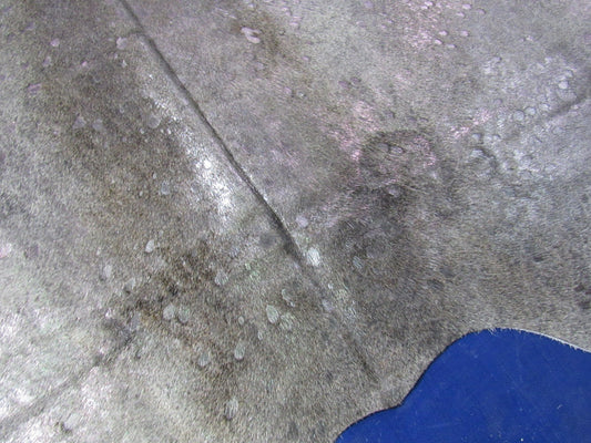 Tapis en cuir de vache délavé à l'acide argenté foncé sur fond gris (centre plus foncé) Taille : 7,2 x 6,5 pieds C-1807