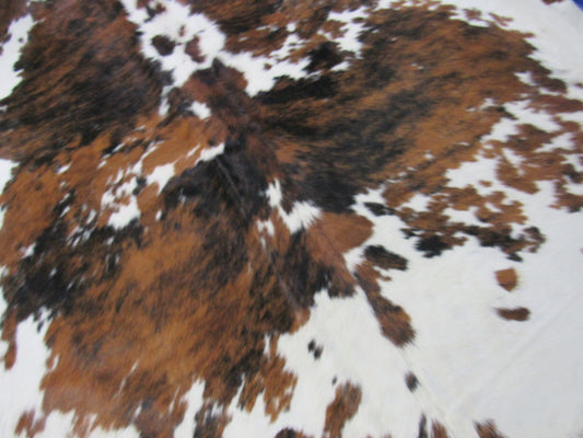 Magnifique tapis en peau de vache tricolore Dimensions : 7x6,7 pieds C-1833