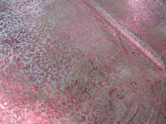 Tapis en cuir de vache à imprimé léopard métallisé rouge Taille : 7 1/2 x 5 1/4 pieds K-158a