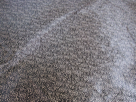 Tapis en peau de vache à imprimé guépard noir inversé (noir avec des taches blanches) Taille : 7x6 3/4 pieds C-1610