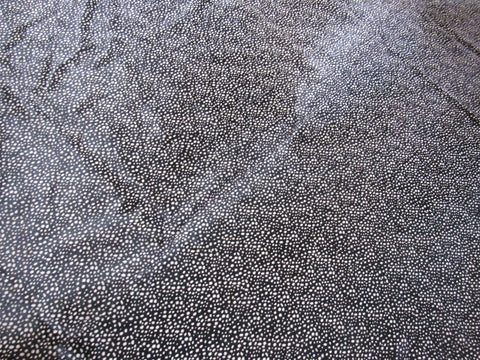 Tapis en peau de vache à imprimé guépard noir inversé (noir avec des taches blanches) Taille : 7x6 3/4 pieds C-1610