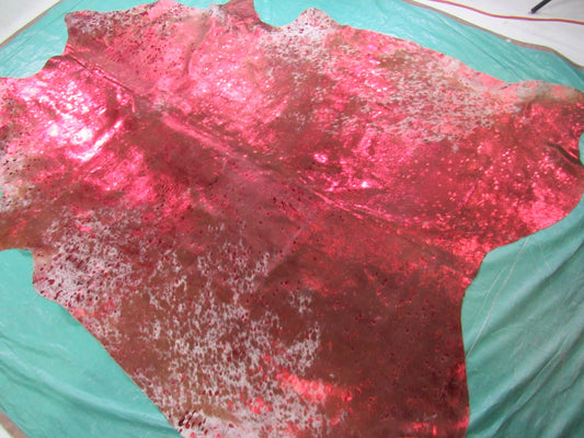 Tapis en cuir de vache métallisé rouge Taille : 7 1/2' X 6 1/2' Tapis en cuir de vache délavé à l'acide blanc/rouge K-189