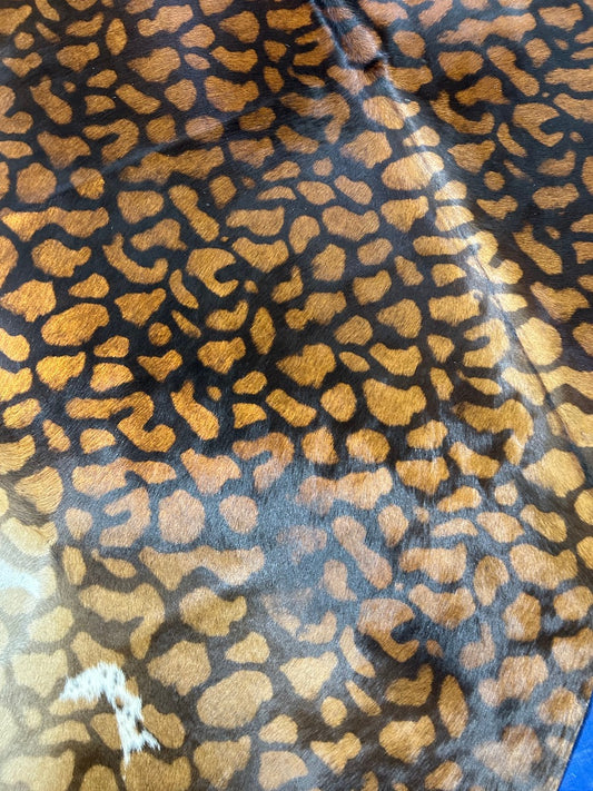 Tapis en peau de vache marron avec motif inversé de type girafe Taille : 7x6,5 pieds O-364