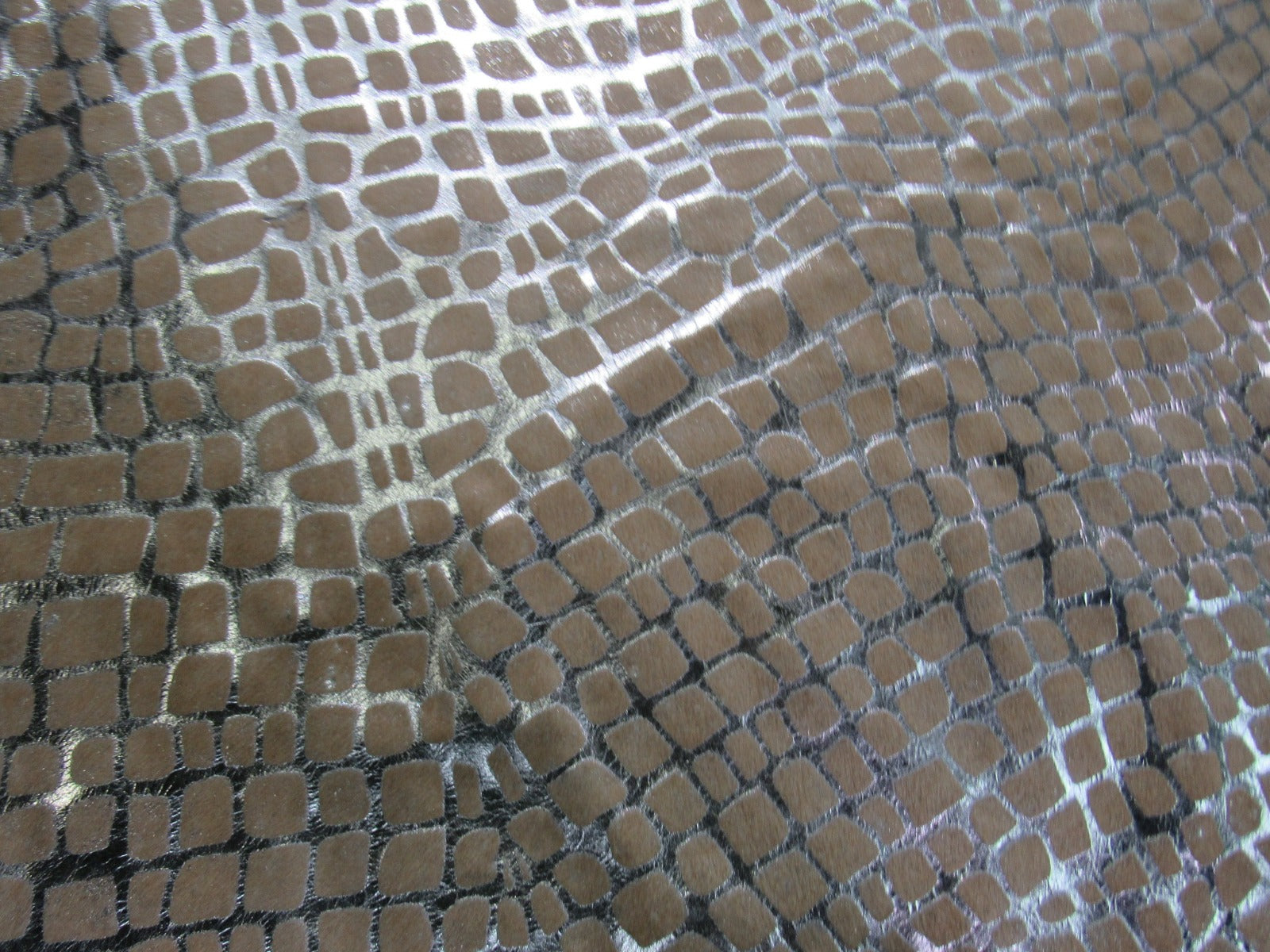 Off-White Cowhide Rug with Silver Metallic Crocodile Pattern Size: 7x5.5 feet O-1040