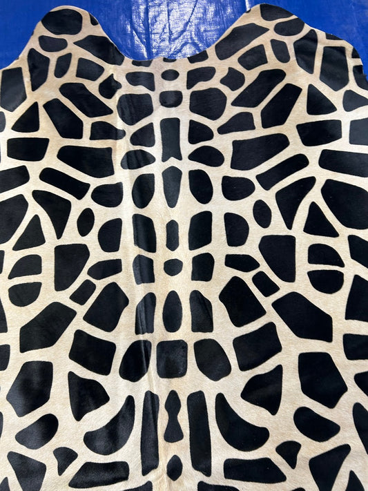 Tapis en peau de vache à imprimé girafe (taches de taille moyenne) Taille : 6,2 x 5,5 pieds O-370