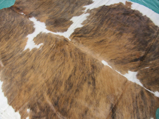 Superbe tapis en peau de vache beige et blanche Taille : 7x6 3/4 pieds K-217a