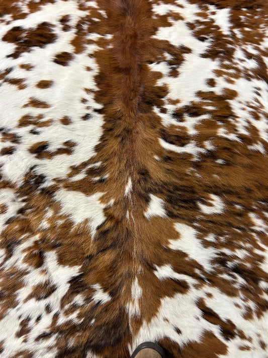 Tapis en peau de vache tricolore sel et poivre (principalement des tons marron clair) Taille : 6x6 pieds C-1902