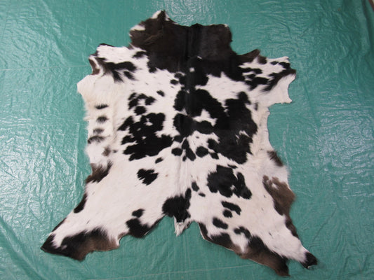 Peau de veau tachetée (brun foncé/presque noir et blanc) Taille : 44x40" M-1163