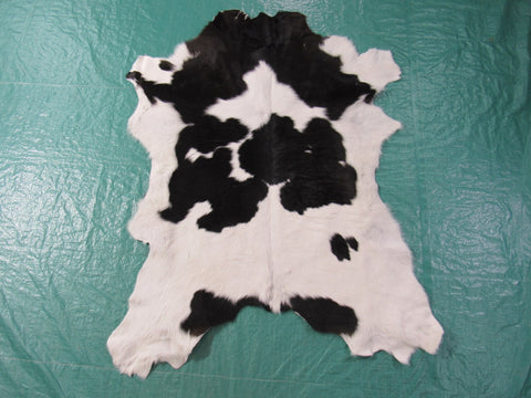 Black & White Calf Skin (big size) Size: 49x39" M-1164