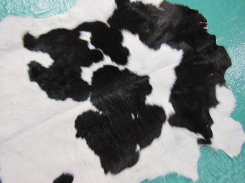 Black & White Calf Skin (big size) Size: 49x39" M-1164