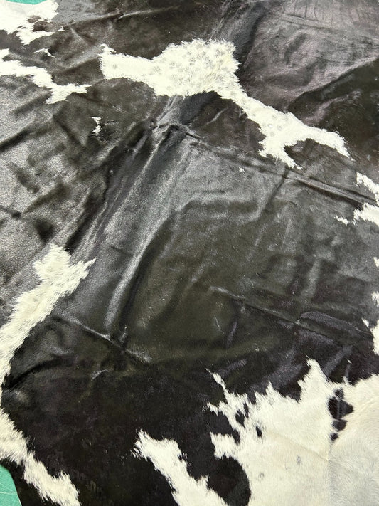 Tapis en peau de vache à pois noirs et blancs - Dimensions : 7,7 x 6,5 pieds C-1679