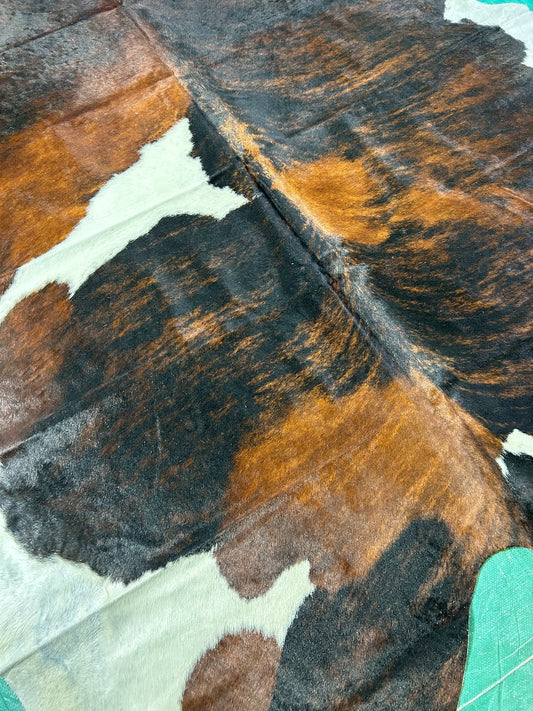 Grand tapis en peau de vache tricolore Taille : 7,5 x 6,5 pieds M-1376
