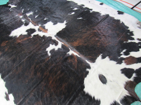 Grand tapis en peau de vache tricolore (principalement des tons foncés) Taille : 8x7 pieds M-1205