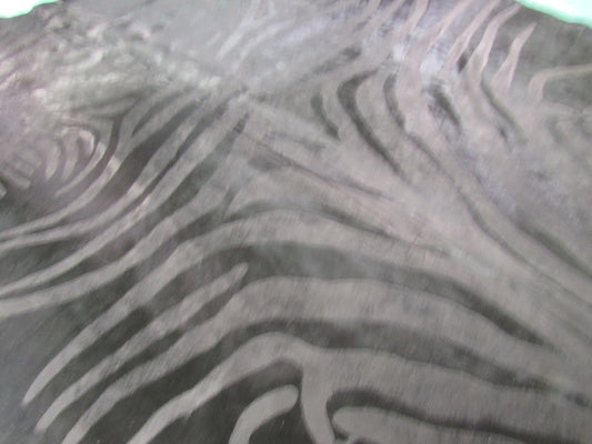 Tapis en cuir de vache teint en noir à imprimé zèbre Taille : 7 1/2' X 7' Tapis en cuir de vache délavé à l'acide gris/noir à imprimé zèbre K-165