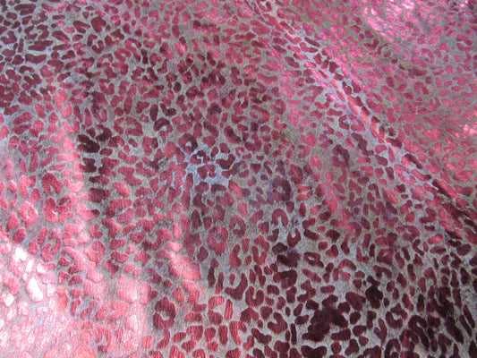 Tapis en cuir de vache à motif léopard en relief Taille : 7 3/4' X 5' Tapis en cuir de vache à motif léopard en relief beige/rouge métallisé K-167a