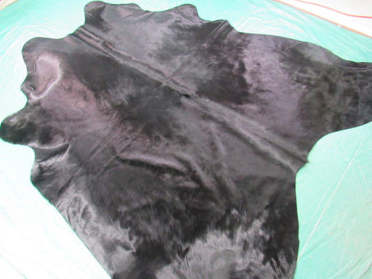 Tapis en peau de vache noire Taille : 6 1/2' X 6 1/4' Tapis en peau de vache noire teintée K-249