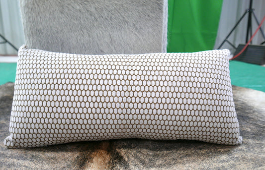 Oreiller en cuir de vache Taille : 12" X 24" Oreiller en cuir de veau à motif laser-202