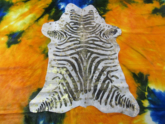 Tapis en peau de veau à imprimé zèbre avec finition délavée à l'acide métallisée dorée Taille : 33x28" C-1317